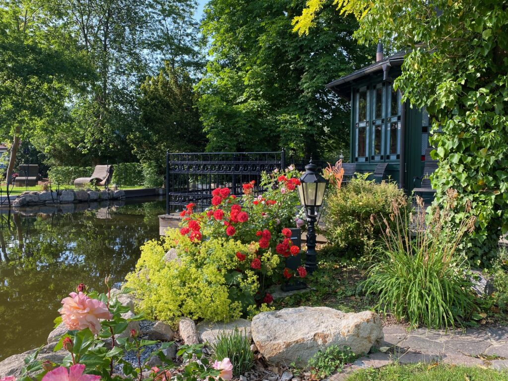 Pavillon mit Seeterrasse (1)